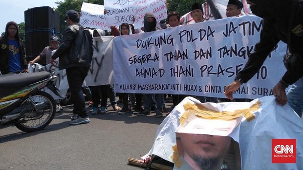 Aksi unjuk rasa menuntut penahanan Ahmad Dhani di depan Mapolda Jawa Timur, SUrabaya, Selasa (23/10).