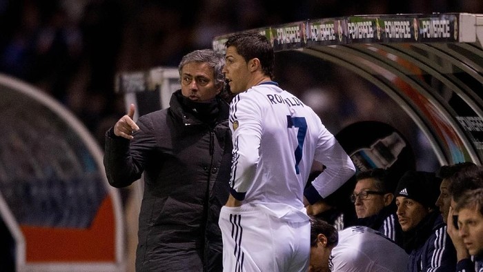 LA CORUNA, SPAIN - FEBRUARY 23:  Head coach Jose Mourinho (L) of Real Madrid CF gives instructions to Cristiano Ronaldo (2ndl) on the desk during the La Liga match between RC Deportivo La Coruna and Real Madrid CF at Riazor Stadium on February 23, 2013 in La Coruna, Spain.  (Photo by Gonzalo Arroyo Moreno/Getty Images)