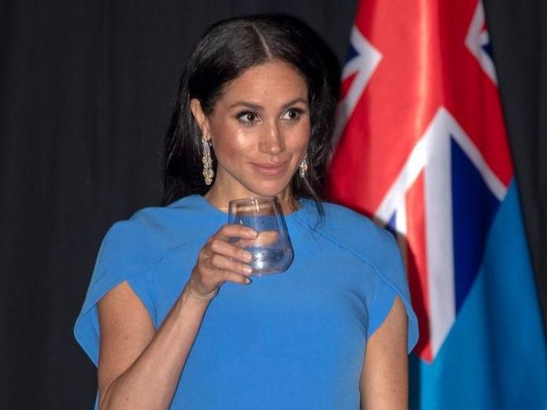 Foto: Bak Superhero, Ini Gaya Anggun Meghan Markle Pakai Gaun Bersayap