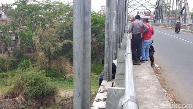 Viral, Aksi Polisi Selamatkan Pelajar SMA akan Bunuh Diri Viral, Aksi Polisi Selamatkan Pelajar SMA akan Bunuh Diri