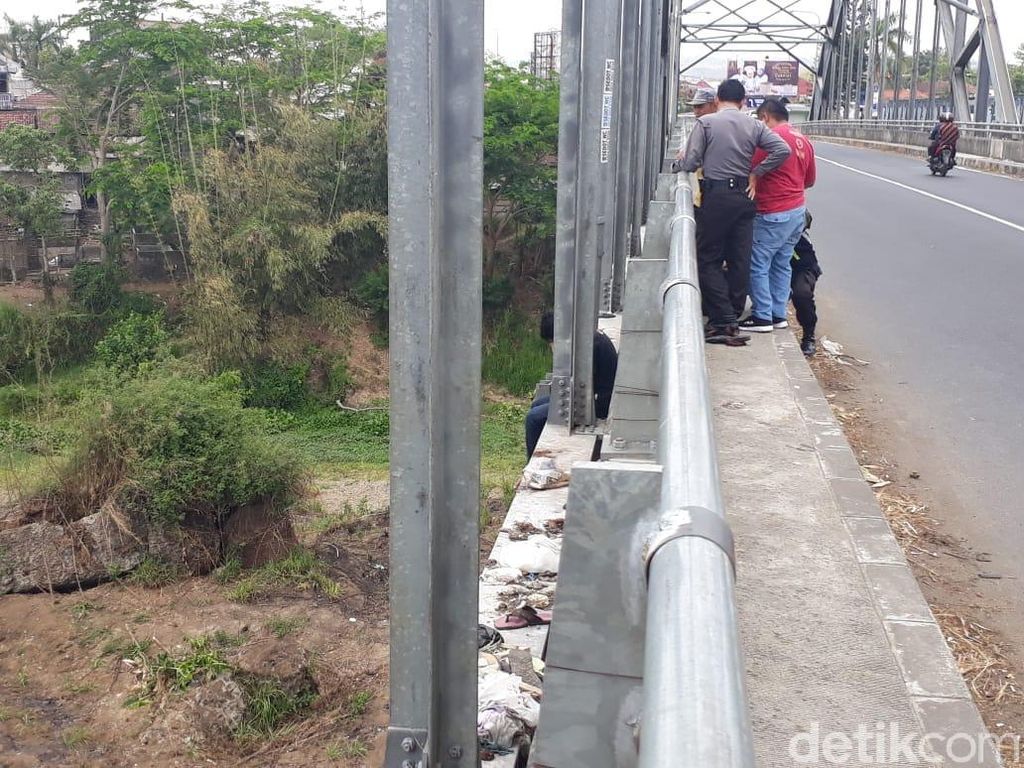 Berkat Polisi, Pelajar SMA Gagal Bunuh Diri Ketiga Kalinya Berkat Polisi, Pelajar SMA Gagal Bunuh Diri Ketiga Kalinya