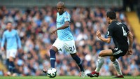 Fernandinho membuat satu gol spektakuler lewat sepakan keras dari luar kotak penalti. Dia juga mengarsiteki lahirnya satu gol Manchester City saat menang 5-0 atas Burnley. (Getty Images/Alex Livesey)
