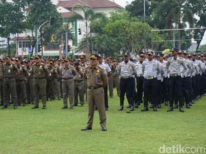 Pemkot Jakbar dan Bawaslu Razia Atribut Kampanye Ilegal