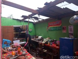 Angin Kencang Rusak Rumah Warga dan Sekolah di Brebes