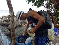 Para Bule Kehabisan Ongkos: Diongkosi Polisi sampai Mengais Sampah