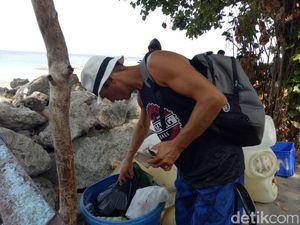Para Bule Kehabisan Ongkos: Diongkosi Polisi sampai Mengais Sampah Para Bule Kehabisan Ongkos: Diongkosi Polisi sampai Mengais Sampah