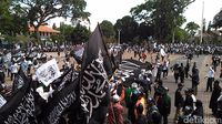 Aksi Damai, Ribuan Umat Islam di Garut Kibarkan Bendera Tauhid