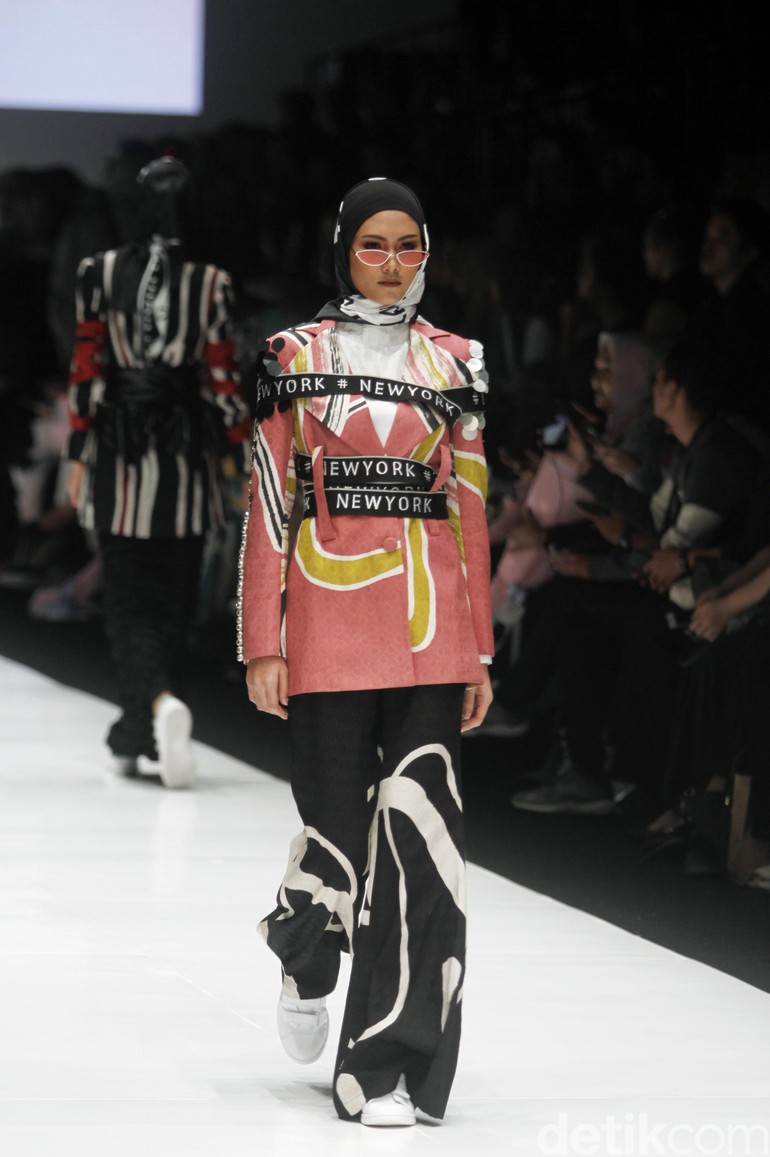 9 Busana Terbaru Dian Pelangi Di JFW 2019 Saat Hijabers Tampil Sporty