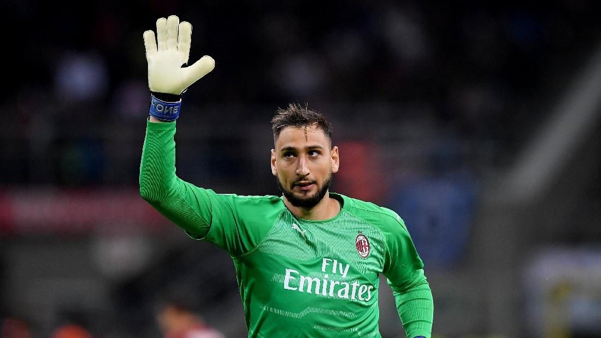 Gianluigi Donnarumma malu bicara dengan Cristiano Ronaldo. (Foto: Alberto Lingria/Reuters)