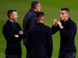 Ronaldo beserta pemain Juventus lainnya siap menghadapi Manchester United di Old Trafford. Terlihat Ronaldo asyik berbincang dengan rekan-rekannya. (Foto: Jason Cairnduff/Reuters)