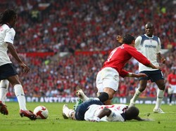 Maret 2008 jadi bulan spesial buat Ronaldo di MU. Menghadapi Bolton, Ronaldo untuk kali pertama jadi kapten The Red Devils. Mencetak dua gol, Ronaldo juga mematahkan rekor George Best sebagai gelandang tersubur MU dalam satu musim. (Clive Brunskill/Getty Images)