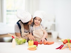 Usia Berapa Anak Sudah Bisa Diajak Memasak?