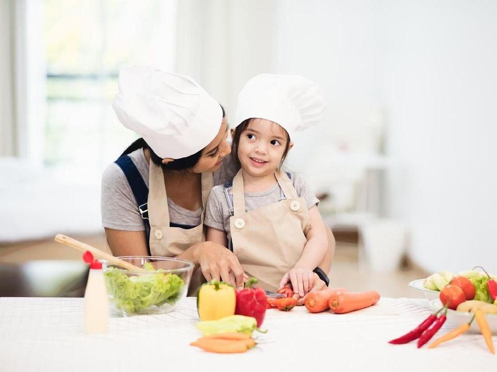 Usia Berapa Anak Sudah Bisa Diajak Memasak? Usia Berapa Anak Sudah Bisa Diajak Memasak?
