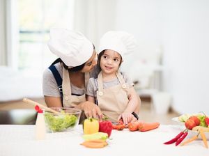 Usia Berapa Anak Sudah Bisa Diajak Memasak? Usia Berapa Anak Sudah Bisa Diajak Memasak?