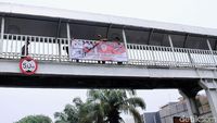Satpol PP Tertibkan Alat Peraga Kampanye di Jakbar