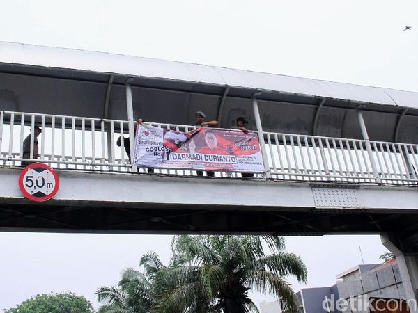 Satpol PP Tertibkan Alat Peraga Kampanye di Jakbar