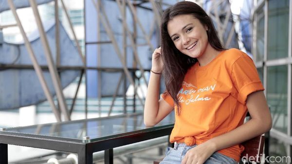 Senyum Amanda Rawles Bikin Luluh