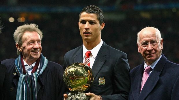 MANCHESTER, UNITED KINGDOM - DECEMBER 10:  Cristiano Ronaldo (C) of Manchester United receives the Ballon d'or as the European Footballer of the Year flanked by previous winners Denis Law (L) and Bobby Charlton before the UEFA Champions League Group E match between Manchester United and Aalborg at Old Trafford on December 10, 2008 in Manchester, England.  (Photo by Alex Livesey/Getty Images)