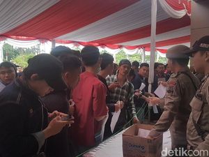 Dijanjikan e-KTP 2 Hari Jadi, Warga Serbu Kantor Pemprov Banten