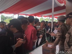 Dijanjikan e-KTP 2 Hari Jadi, Warga Serbu Kantor Pemprov Banten