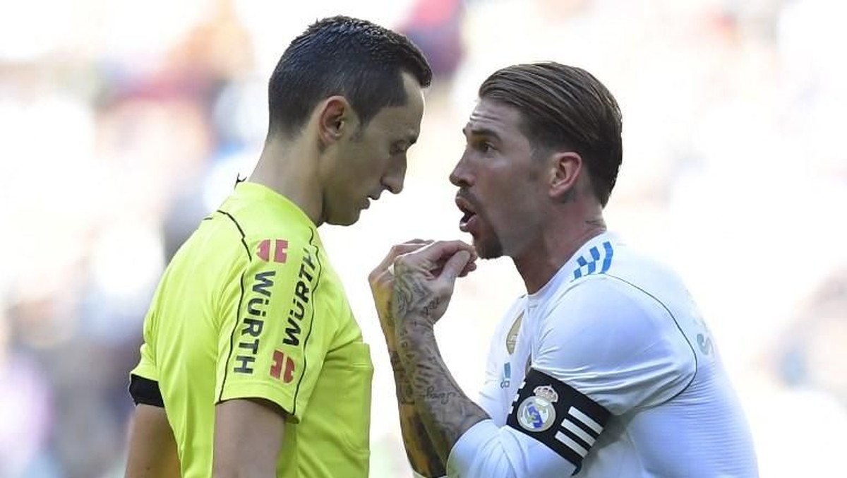 Wasit Jose Maria Sanchez Martinez menerima protes dari Sergio Ramos dalam duel El Clasico di Santiago Bernabeu (JAVIER SORIANO / AFP)