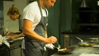 Makin Tua Makin Jadi! Ini Gantengnya Bradley Cooper Saat Jadi Chef