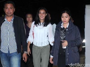 Senyum Atiqah Hasiholan di Polda Metro Jaya Senyum Atiqah Hasiholan di Polda Metro Jaya