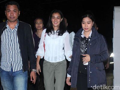 Semringahnya Atiqah Hasiholan saat Tiba di Polda Metro Jaya