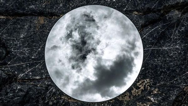 Kreatif! Bermodal Cermin Bulat Ciptakan Semesta Abstrak