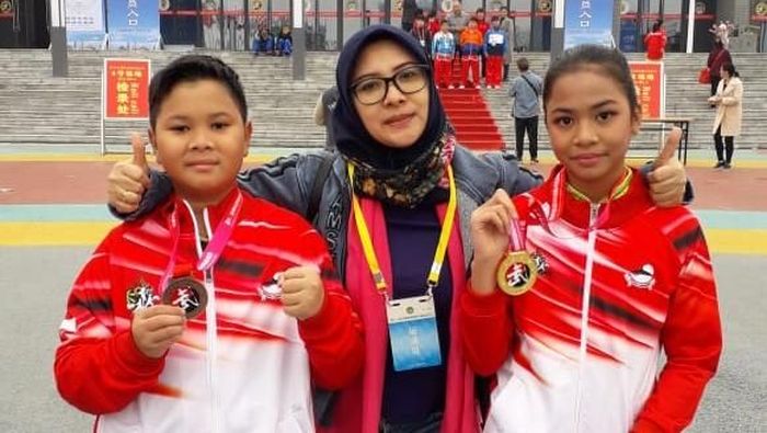 Ghaniya Zada Achari dan Emir Fadilghani Achari meraih medali di kejuaraan wushu yang digelar di China (Foto: dok. Istimewa)