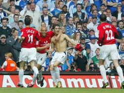 Ronaldo meraih trofi pertamanya di ajang Piala FA setelah MU menang atas Millwall. Ronaldo mencetak gol ketiga MU dalam laga yang tuntas 3-0 tersebut. (Mike Hewitt/Getty Images)