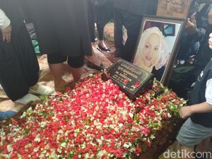 Suasana Khusyuk di Pemakaman Titi Qadarsih Suasana Khusyuk di Pemakaman Titi Qadarsih