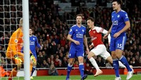 Oezil mencetak gol ke gawang Leicester usai memanfaatkan umpan Bellerin. Sepakannya membuat bola mengarah ke pojok kiri bawah gawang Schmeichel. (Foto: Peter Nicholls/Reuters)
