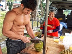 Wah, YouTuber Atletis dan Keren Ini Dulunya Penjual Durian