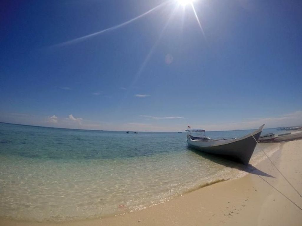 Celebrity on Vacation: Keindahan Bawah Laut Pulau Kodingareng Keke di Makassar