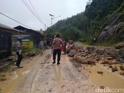 Tertimbun Longsor, Jalan Riau-Sumbar Via Kampar Tersendat