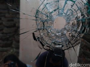 Plafon Rumah Warga Tangsel Bolong Kena Peluru Nyasar, Polisi Selidiki Plafon Rumah Warga Tangsel Bolong Kena Peluru Nyasar, Polisi Selidiki