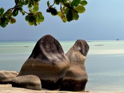 Masuk Pantai Ini Disambut Granit Raksasa, Di Mana Coba?