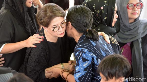 Deretan Artis Senior di Pemakaman Titi Qadarsih