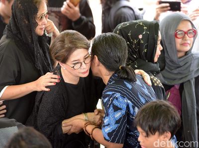Deretan Artis Senior di Pemakaman Titi Qadarsih