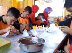 Intip Keseruan Belasan Siswa SLB di Ponorogo Belajar Bikin Kue