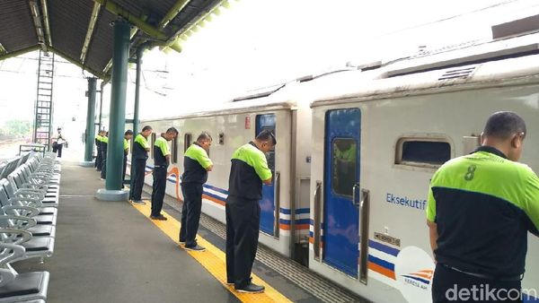Melihat Gestur Menunduk Porter-Petinggi KAI yang Jadi Pro Kontra