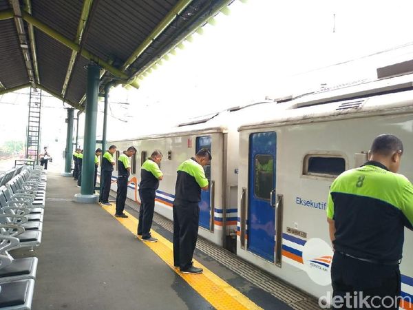 Melihat Gestur Menunduk Porter-Petinggi KAI yang Jadi Pro Kontra