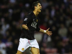 Musim 2006/2007 menjadi salah satu musim terbaik Ronaldo di MU. Meski mengawali musim dengan mendapat banyak cibiran lantaran insiden dengan Wayne Rooney di Piala Dunia 2006, dia meraih banyak penghargaan atas keberhasilan mengantar MU jadi kampiun Premier League. Ronaldo menjadi pemain pertama yang meraih PFA Player of The Year, PFA Young Player of the Year award, PFA Fans Player of the Year, serta Football Writers Footballer of the Year. (Matthew Lewis/Getty Images)