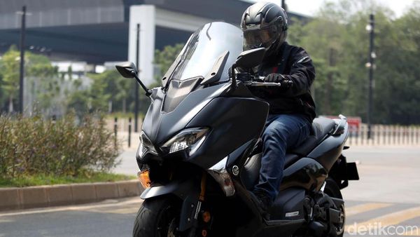 Sensasi Berkendara Skutik Rp 300 Juta