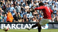 Salah satu momen terbesar Ronaldo di MU adalah saat mengunci titel juara Premier League di kandang Manchester City pada tahun 2007. Ronaldo mencetak gol dari eksekusi penalti untuk memberi MU kemenangan 1-0. Sehari setelah kemenangan di Derby, titel resmi didapat MU setelah Arsenal dan Chelsea berimbang. (Clive Mason/Getty Images)