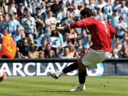 Salah satu momen terbesar Ronaldo di MU adalah saat mengunci titel juara Premier League di kandang Manchester City pada tahun 2007. Ronaldo mencetak gol dari eksekusi penalti untuk memberi MU kemenangan 1-0. Sehari setelah kemenangan di Derby, titel resmi didapat MU setelah Arsenal dan Chelsea berimbang. (Clive Mason/Getty Images)
