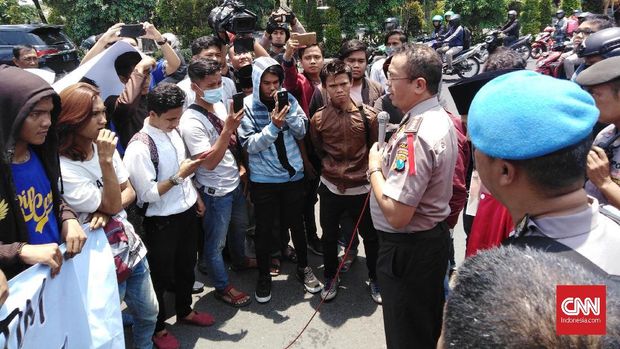 Kabid Humas Polda Jatim Frans Barung Mangera bicara pada masa pendemo Ahmad Dhani.