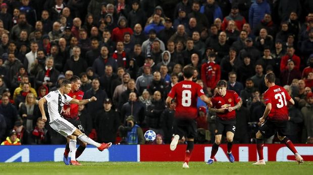 Ronaldo mencetak gol voli ke gawang Man United.