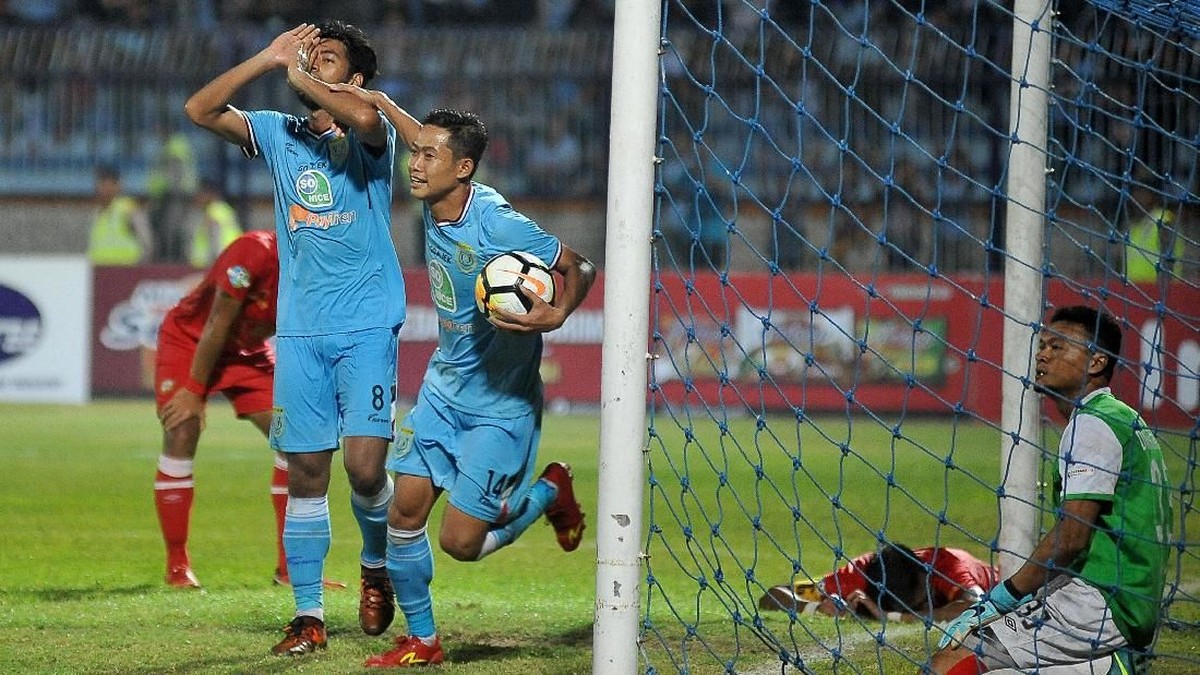 Pesepak bola Persela Lamongan Syahroni (kedua kiri) bersama Ahmad Birrul Walidain (ketiga kiri) usai mencetak gol kegawang Barito Putera. (Risyal Hidayat/Antara)